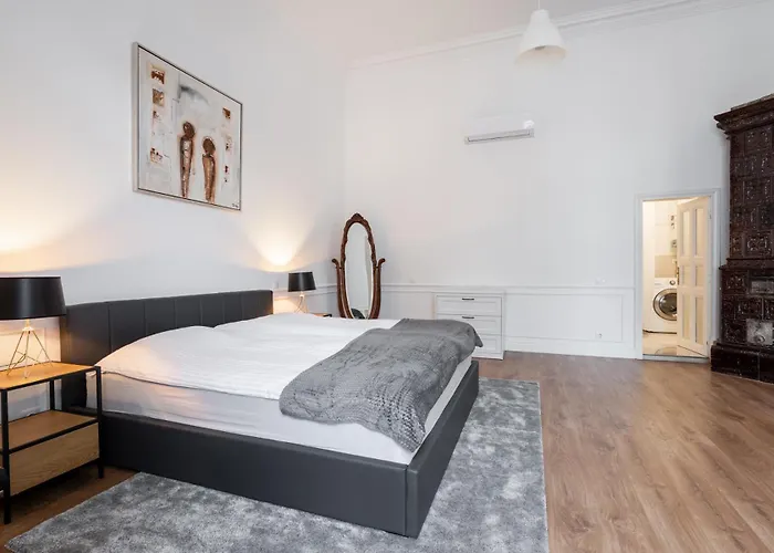 Classical With Modern Style Downtown! Appartement