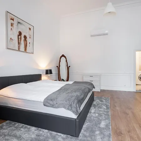 Classical With Modern Style Downtown! Apartment